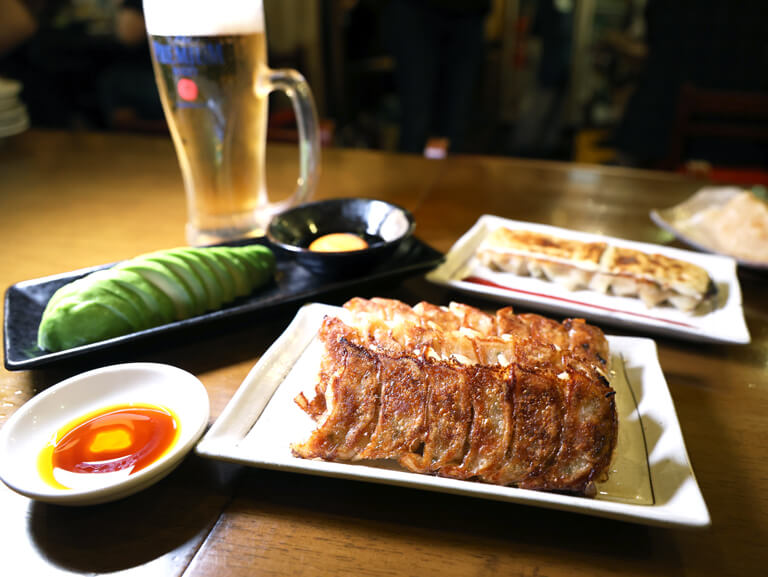 餃子屋　まるに商店　料理　きゅうり　餃子　ビール