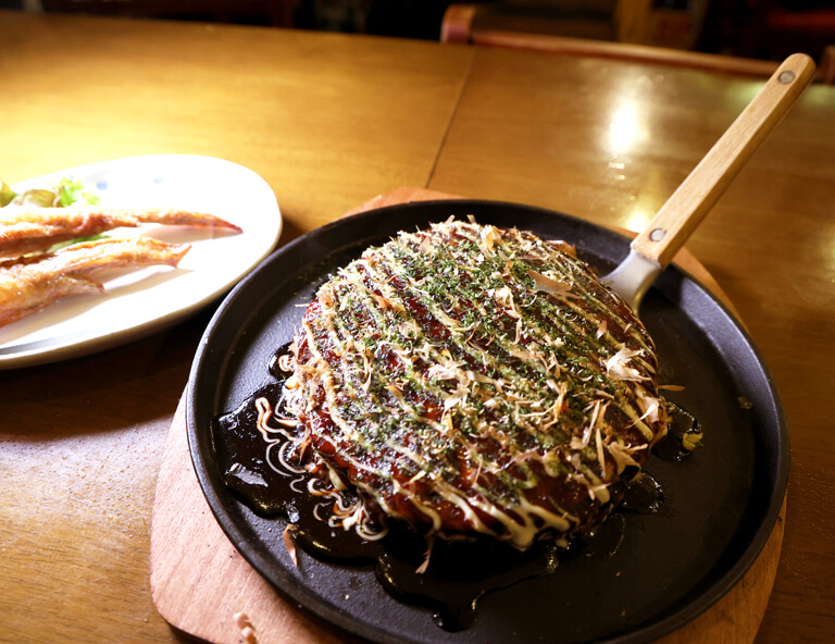 餃子屋　まるに商店　一品料理　お好み焼き