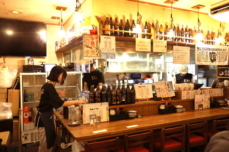 餃子屋　まるに商店　店内カウンター