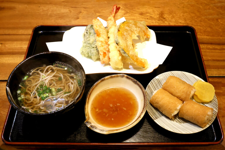 うどん一喜　メニュー　蕎麦とワサビ入りいなりと天ぷらのセット